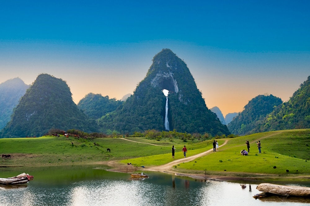 At different times of the year, Thang Hen Lake reveals its own unique beauty